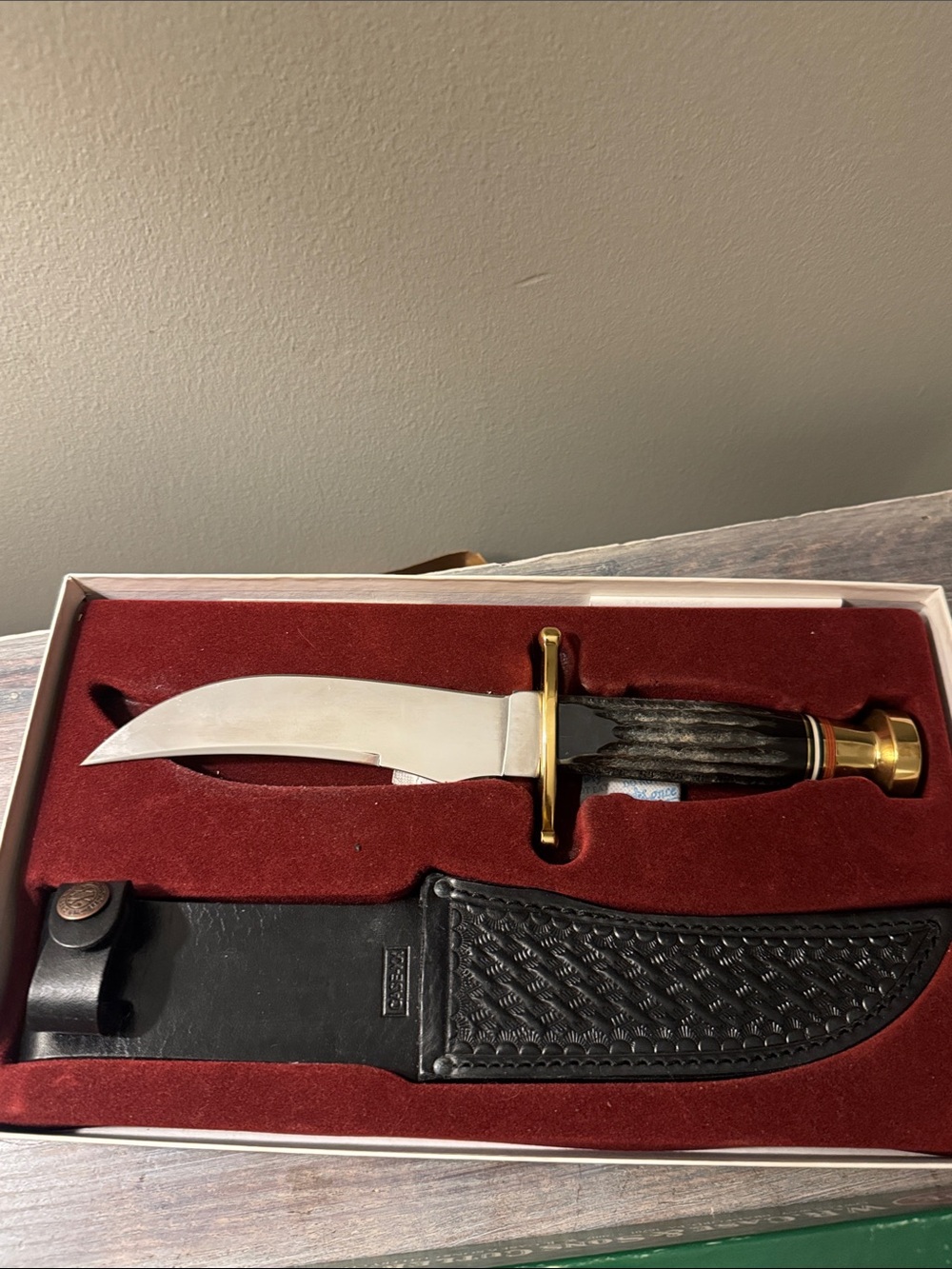 New W.R. Case & Sons Collectible Kodiak Hunting Knife with Buffalo Horn Handle - Picture 9 of 12